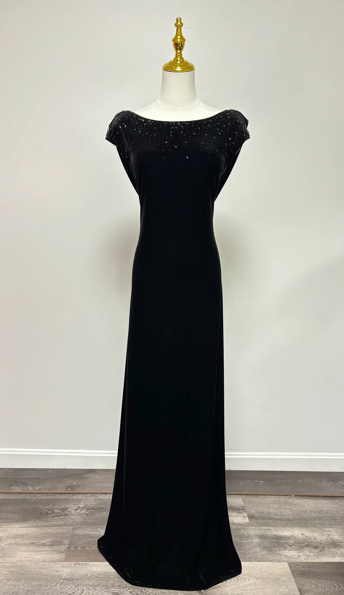 Vestido de fiesta de sirena con cuello redondo, terciopelo, espalda descubierta con cuentas, sin mangas y largo hasta el suelo